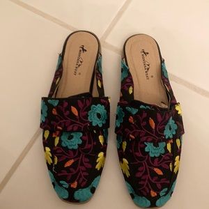 Fabric floral Montana West Clog style Mules Preowned Sz 6
